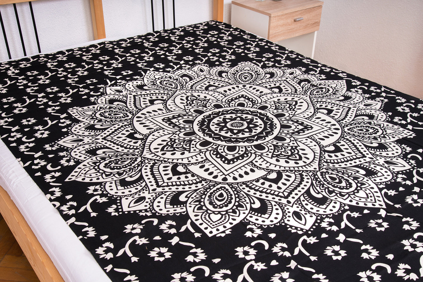 White single duvet cover with black lotus flower(Cuvertura single alb cu negru floare de lotus)200cmX160cm