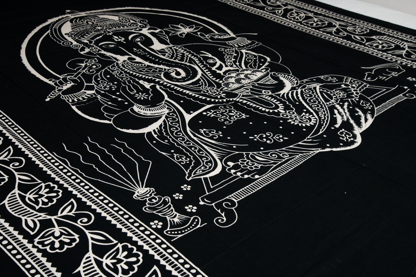 Black blanket with white Ganesha print(Cuvertura neagra cu print alb Ganesha)200cmX160cm