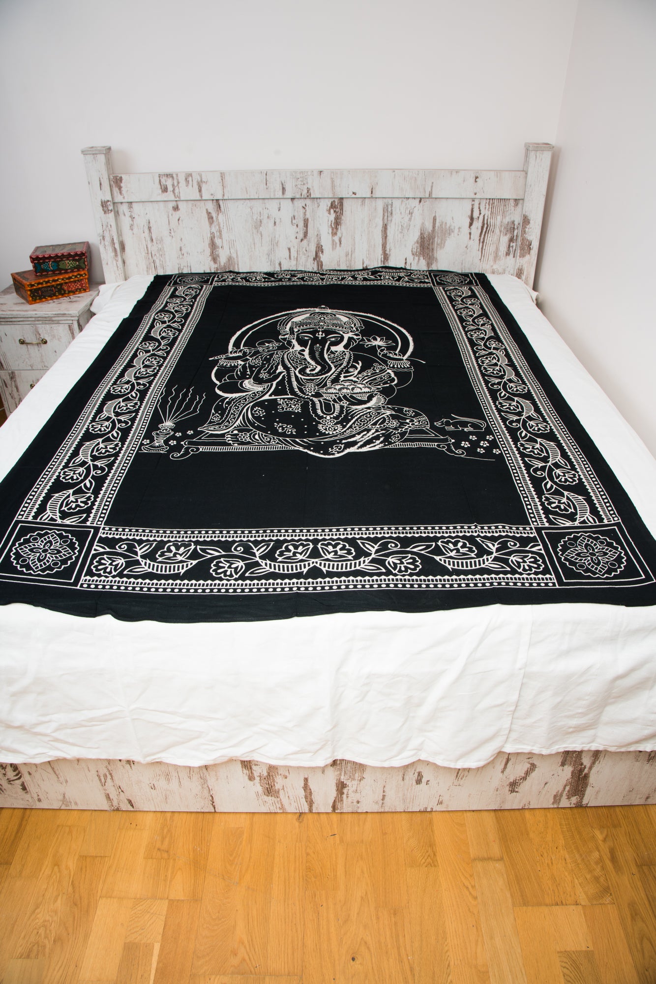 Black blanket with white Ganesha print(Cuvertura neagra cu print alb Ganesha)200cmX160cm
